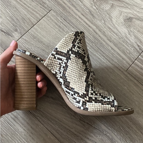 Snakeskin slip-on heels - Picture 3 of 4